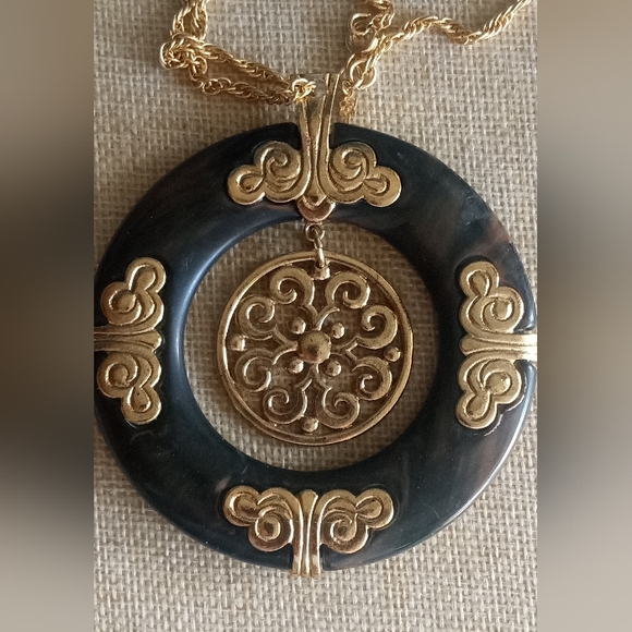 Trifari VTG Brown With Gold Tone Scrolls Spinner 3.5" Pendant Chain Necklace - Picture 2 of 13